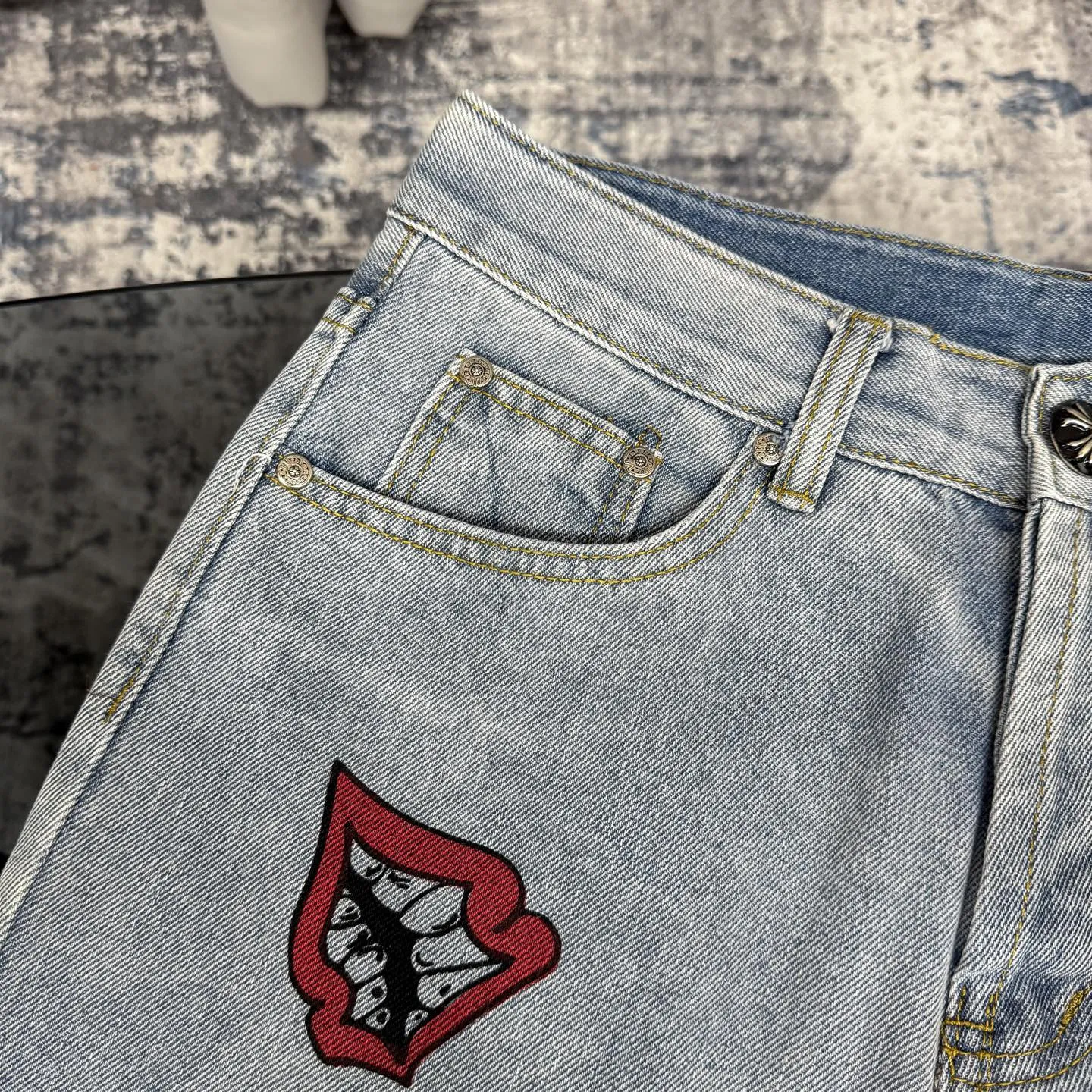 P250 Chrome Hearts | 25TX CH Chrome Hearts joint clown limited edition graffiti crocodile leather jeans. Very rare on the market. The 17 crosses on the entire pair of pants are made of three different materials (crocodile skin, lambskin, horse hair). The materials are all real materials. They are not comparable to ordinary styles. A great item to buy 🔥 Color: light blue Size: 28/30/32/34/36 Waist: 72/77/82/87/92 Sitting: 99/104/109/114/119 Pants length: 100/102/104/106/108